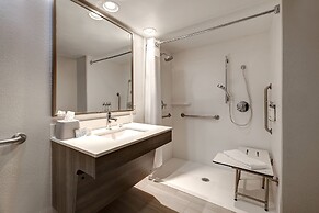 Holiday Inn Express & Suites Central Omaha by IHG