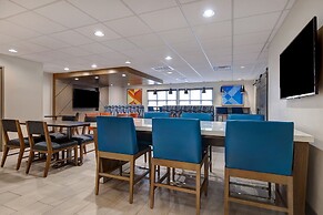 Holiday Inn Express & Suites Central Omaha by IHG