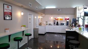 Econo Lodge Inn & Suites West - Energy Corridor