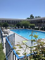 Niagara Lodge & Suites