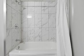 Niagara Lodge & Suites