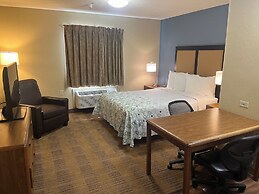 HomeTowne Studios & Suites by Red Roof Greensboro