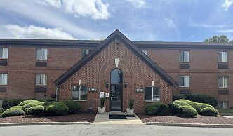 HomeTowne Studios & Suites by Red Roof Greensboro