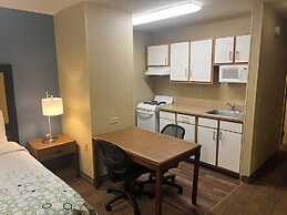 HomeTowne Studios & Suites by Red Roof Greensboro