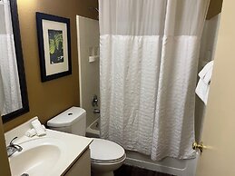 HomeTowne Studios & Suites by Red Roof Greensboro