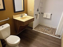 HomeTowne Studios & Suites by Red Roof Greensboro