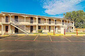 Days Inn by Wyndham Market Center Dallas Love Field