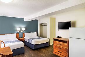 Econo Lodge Inn & Suites University