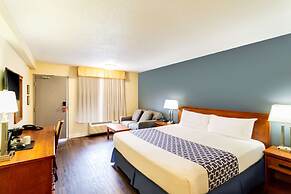 Econo Lodge Inn & Suites University