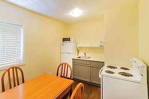 Econo Lodge Inn & Suites University