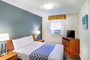 Econo Lodge Inn & Suites University