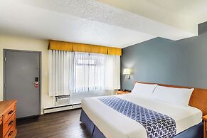 Econo Lodge Inn & Suites University
