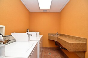 Econo Lodge Inn & Suites University