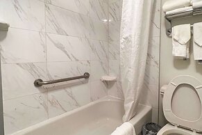 Econo Lodge Inn & Suites University