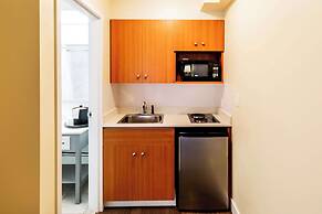 Econo Lodge Inn & Suites University