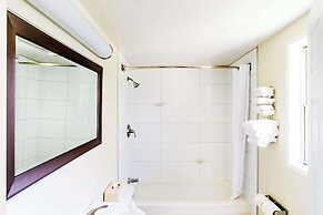 Econo Lodge Inn & Suites University