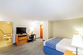 Econo Lodge Inn & Suites University