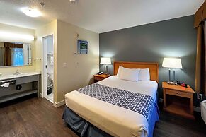 Econo Lodge Inn & Suites University