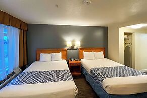 Econo Lodge Inn & Suites University