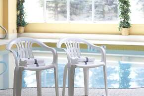 Econo Lodge Inn & Suites University