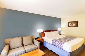 Econo Lodge Inn & Suites University