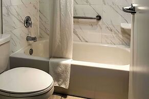 Econo Lodge Inn & Suites University