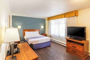 Econo Lodge Inn & Suites University