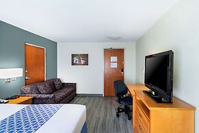 Econo Lodge Inn & Suites University