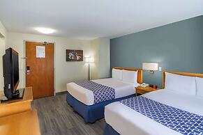 Econo Lodge Inn & Suites University