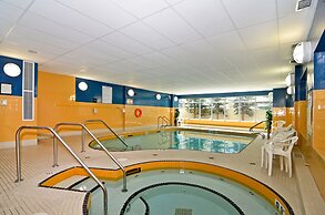 Econo Lodge Inn & Suites University