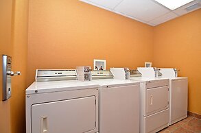 Econo Lodge Inn & Suites University