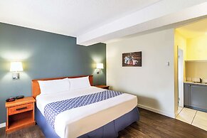 Econo Lodge Inn & Suites University