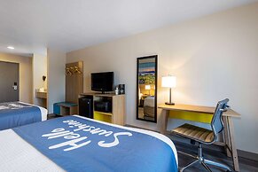 Days Inn by Wyndham Lathrop