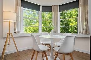 Greenview Hotel by Lowkl