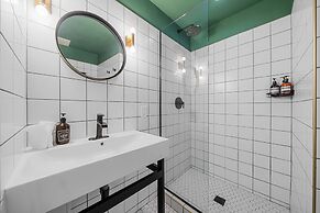 Greenview Hotel by Lowkl