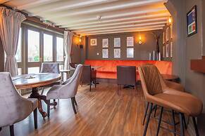 Pettifers Freehouse Hotel