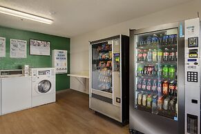 HomeTowne Studios by Red Roof Spartanburg - Asheville Highway