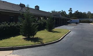 Redwood Inn and Suites