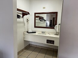 Desert Sands Inn & Suites