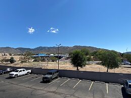 Desert Sands Inn & Suites