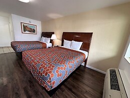 Desert Sands Inn & Suites