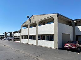 Desert Sands Inn & Suites