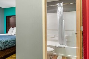 Econo Lodge West - Coors Blvd