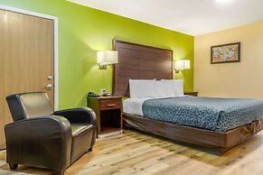 Econo Lodge West - Coors Blvd