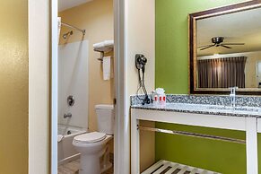 Econo Lodge West - Coors Blvd