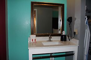 Econo Lodge West - Coors Blvd