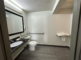 Quality Inn & Suites Decatur - Priceville I-65