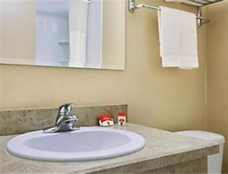 HomeSpring Inn & Studios