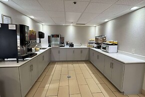 Days Inn & Suites by Wyndham Cedar Rapids