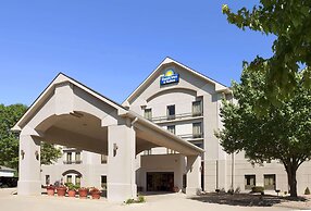 Days Inn & Suites by Wyndham Cedar Rapids